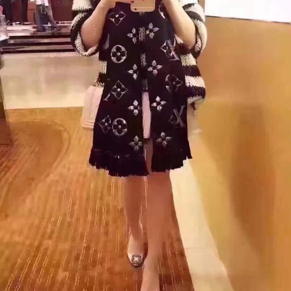 ๐โจAUTHENTICโจ๐Louis Vuitton scarf - Picture 3 of 7